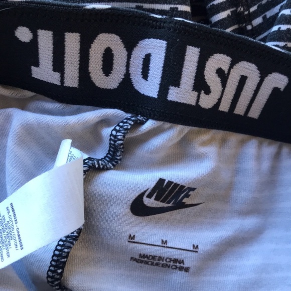 Nike black and white “Just Do It” leggings, size M - Picture 7 of 9